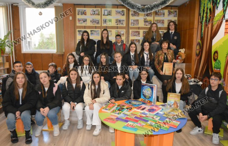 Коледа с книга: Ученици дариха в Детския отдел на библиотеката в Хасково