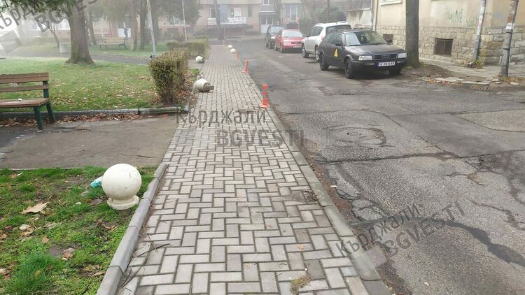 Бетоновози безпардонно къртят ограничителите на тротоарите пред Попската градинка в Кърджали