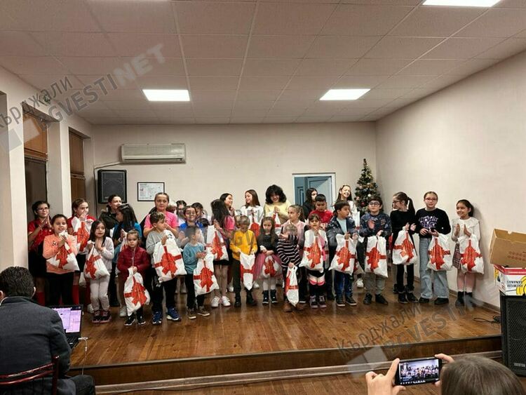 Торби с лакомства раздаде читалище „Юмер Лютфи“ по време на детски празник   