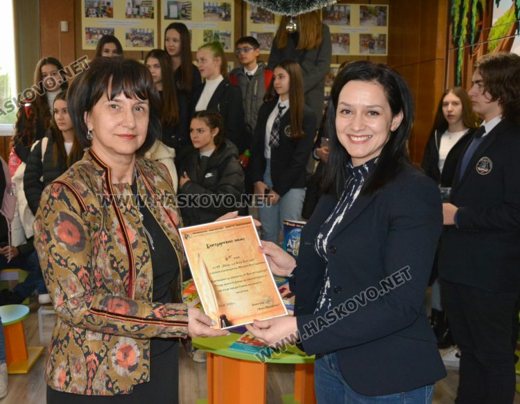 Коледа с книга: Ученици дариха в Детския отдел на библиотеката в Хасково