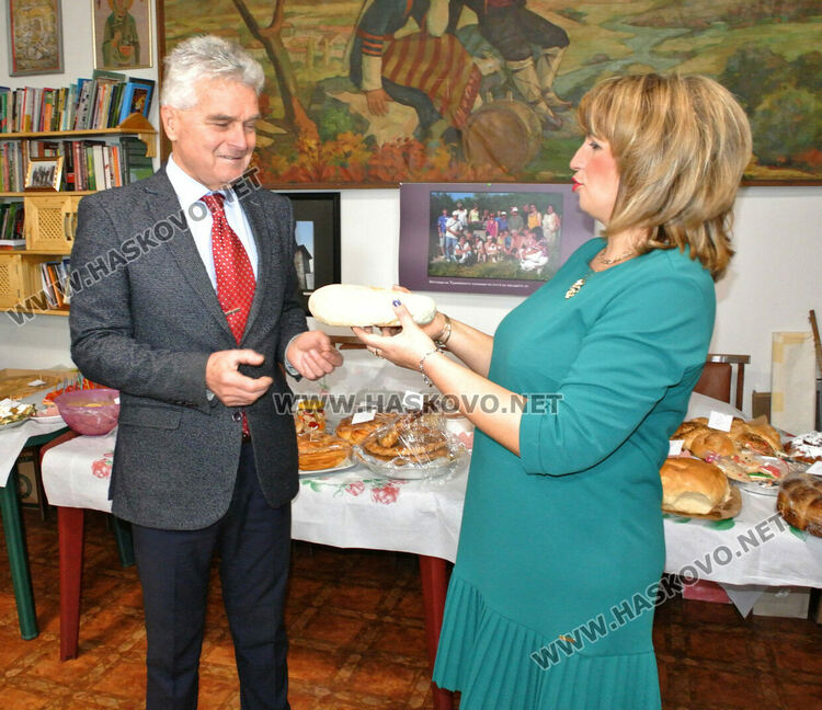 Кулинарна изложба и фолклорни изпълнения на Игнажден в Тракийското дружество