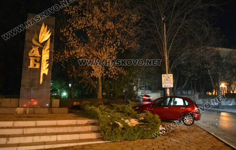 Ситроен се озова в градинка до паметник след удар със Субару