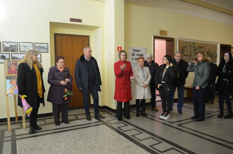 Откриха традиционната коледна изложба на първомайските художници