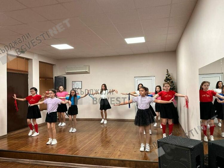 Торби с лакомства раздаде читалище „Юмер Лютфи“ по време на детски празник   