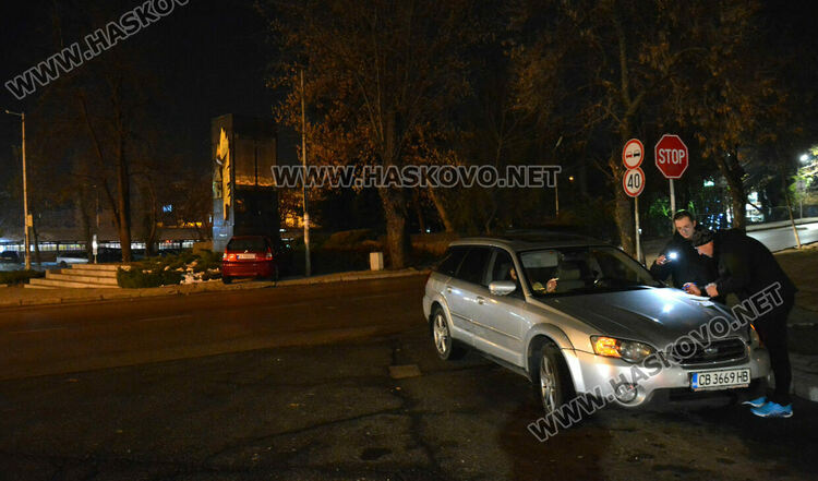 Ситроен се озова в градинка до паметник след удар със Субару