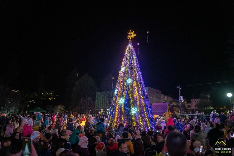 Канят на коледна веселба малки и големи с приказни герои на ларгото в Смолян