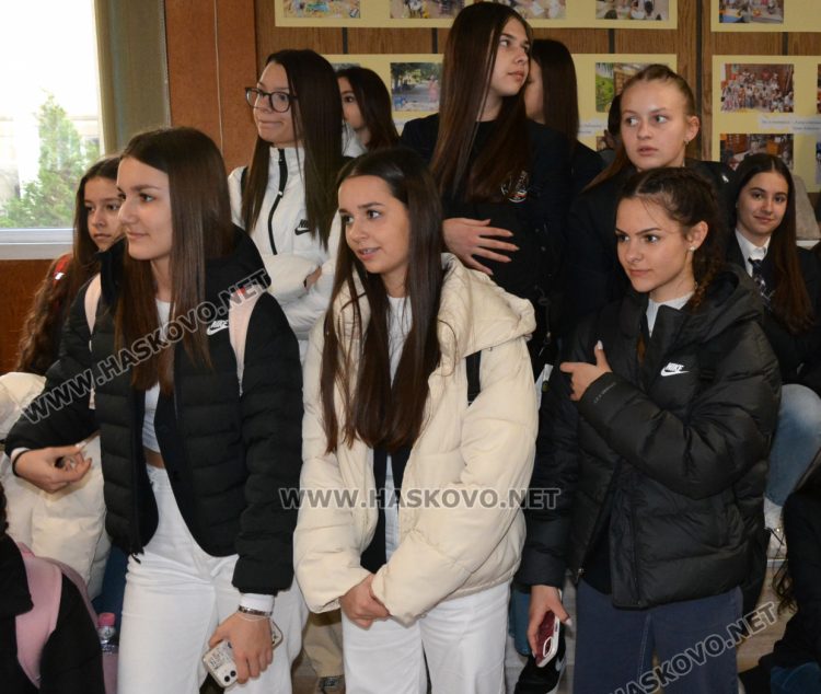 Коледа с книга: Ученици дариха в Детския отдел на библиотеката в Хасково