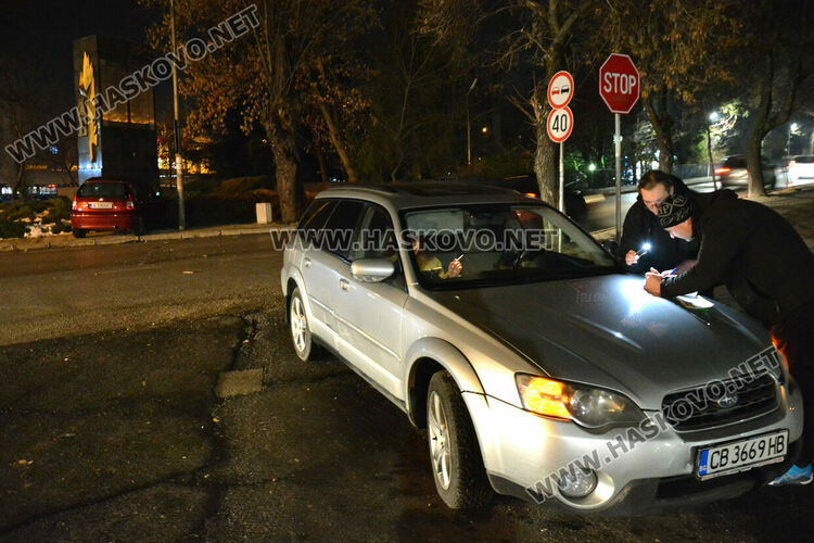 Ситроен се озова в градинка до паметник след удар със Субару