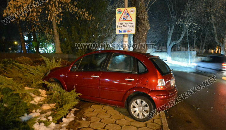 Ситроен се озова в градинка до паметник след удар със Субару