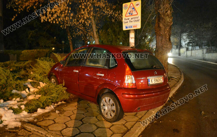 Ситроен се озова в градинка до паметник след удар със Субару