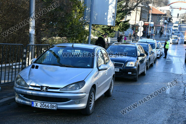 Четири коли се нанизаха една зад друга на бул „Освобождение“ след светофара