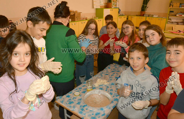 Традицията на Коледната пекарна в училище „Васил Левски“ се предава от учениците към детските градини