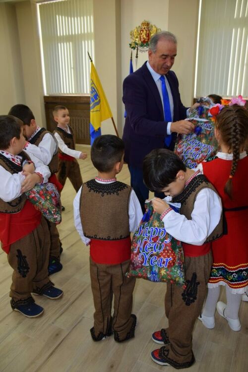 Кметът на Асеновград посрещна коледари от ДГ "Мир"