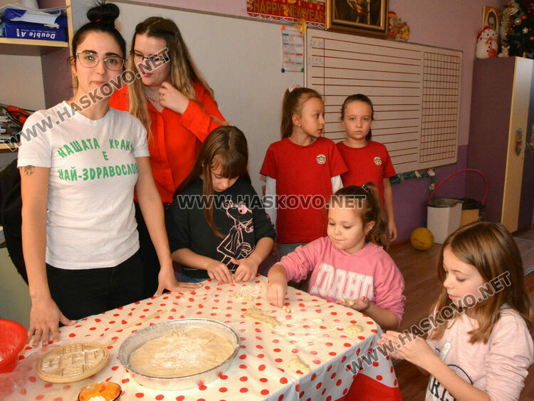 Традицията на Коледната пекарна в училище „Васил Левски“ се предава от учениците към детските градини