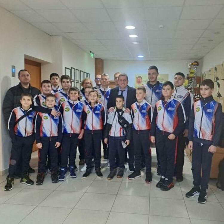 Състезателите на клуба по хокей на трева „NGS“ и треньорът им Руслан Стефанов се срещнаха с кмета Станислав Владимиров