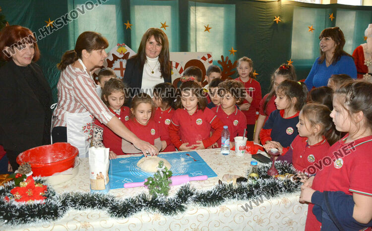 Традицията на Коледната пекарна в училище „Васил Левски“ се предава от учениците към детските градини