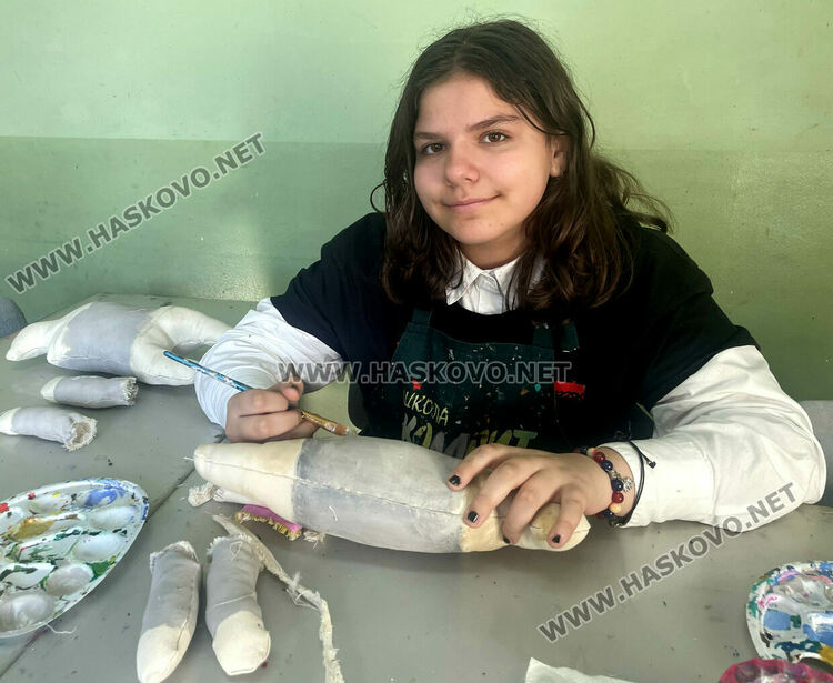 „Колорит“ с призови места в национален конкурс, подариха картини на деца с увреждания