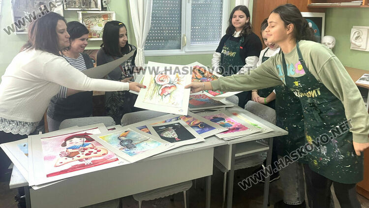 „Колорит“ с призови места в национален конкурс, подариха картини на деца с увреждания