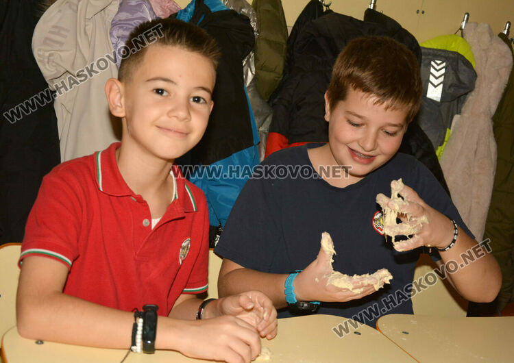 Традицията на Коледната пекарна в училище „Васил Левски“ се предава от учениците към детските градини