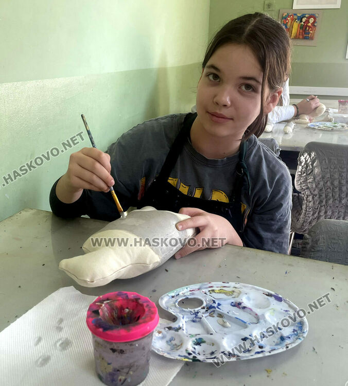 „Колорит“ с призови места в национален конкурс, подариха картини на деца с увреждания