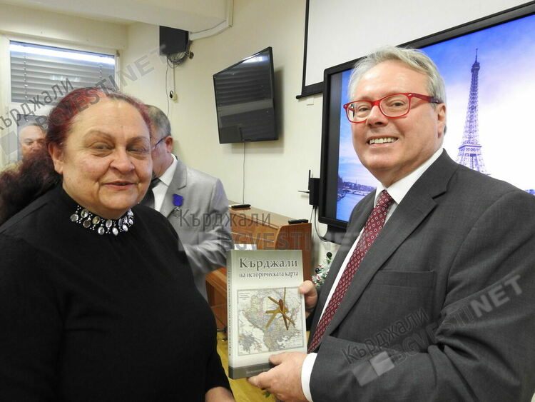 Кърджалиец стана Рицар на Ордена на академичните палми на Франция