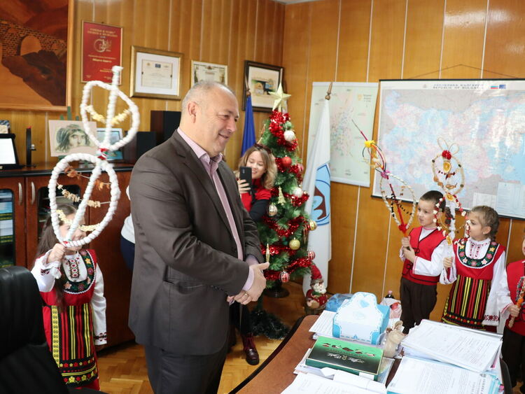 Коледари и сурвакари гостуваха на кмета на община Ардино