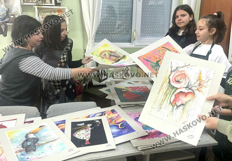 „Колорит“ с призови места в национален конкурс, подариха картини на деца с увреждания