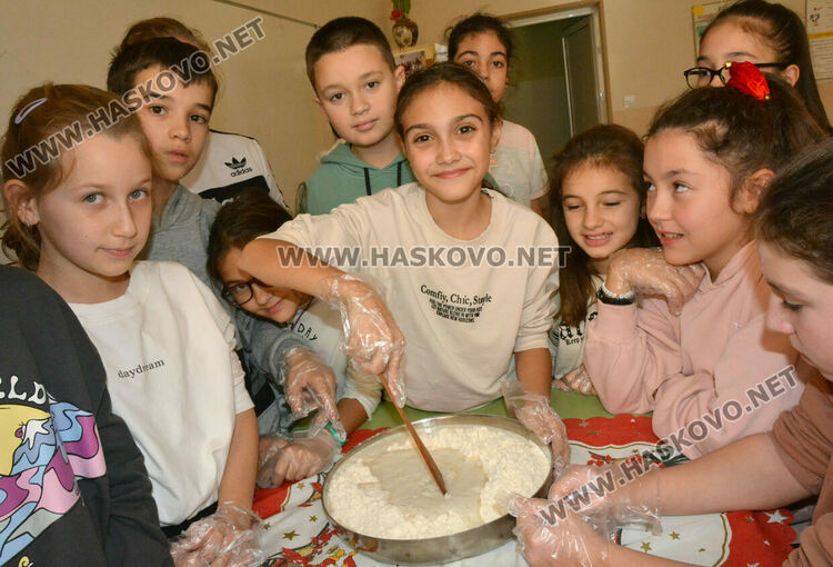 Традицията на Коледната пекарна в училище „Васил Левски“ се предава от учениците към детските градини