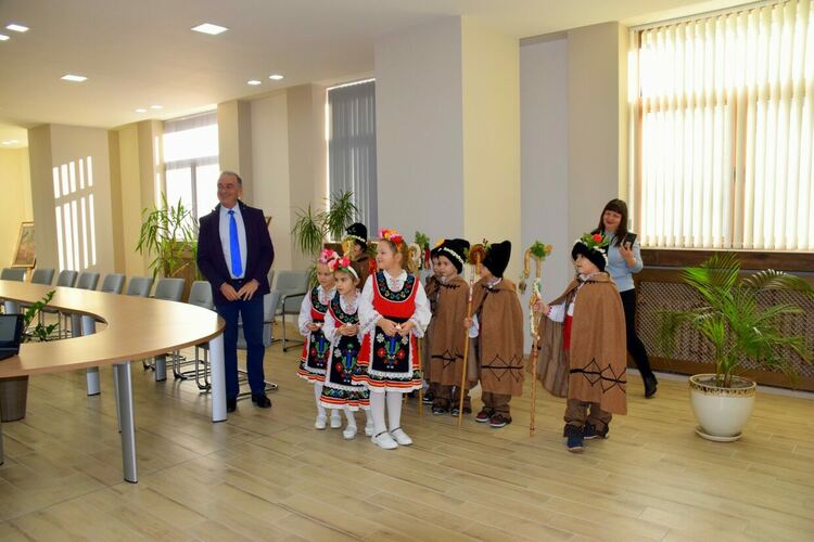 Кметът на Асеновград посрещна коледари от ДГ "Мир"