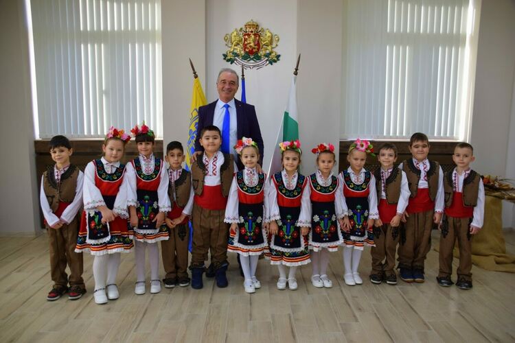 Кметът на Асеновград посрещна коледари от ДГ "Мир"