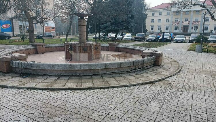 Неизвестни кърджалийци посегнаха на празничната украса на града