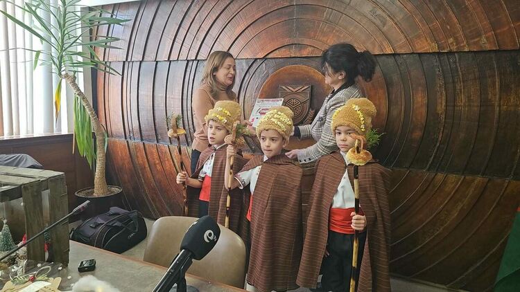 Наградиха отличените в общинския конкурс за коледна украса "Магията на Коледа"