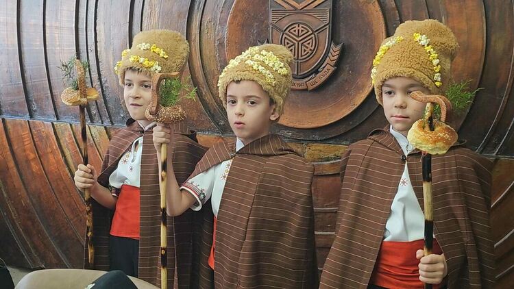 Наградиха отличените в общинския конкурс за коледна украса "Магията на Коледа"