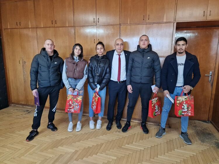 Кметът се срещна с кръгли сираци