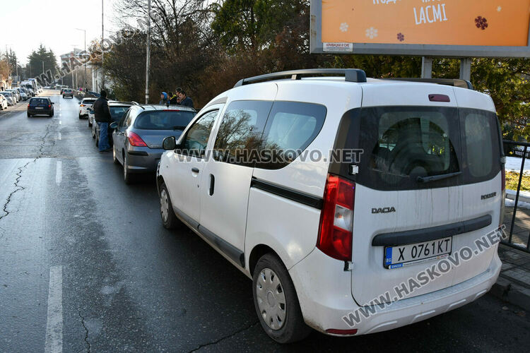 Четири коли се нанизаха една зад друга на бул „Освобождение“ след светофара