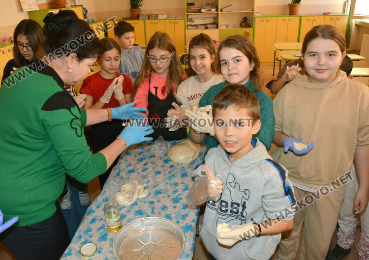 Традицията на Коледната пекарна в училище „Васил Левски“ се предава от учениците към детските градини