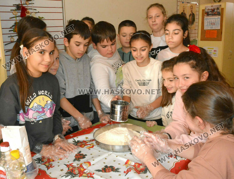 Традицията на Коледната пекарна в училище „Васил Левски“ се предава от учениците към детските градини