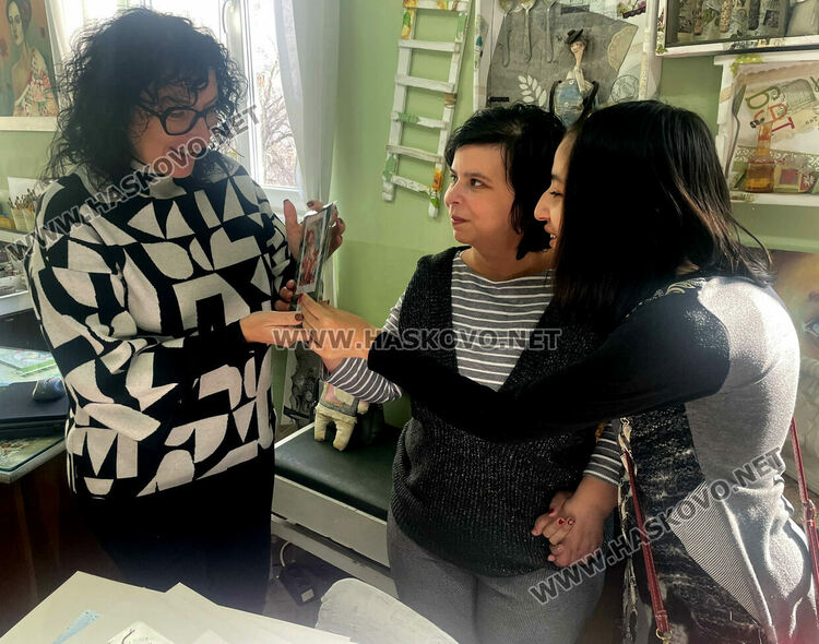 „Колорит“ с призови места в национален конкурс, подариха картини на деца с увреждания