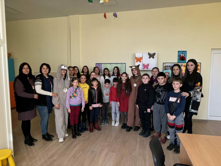 Млади червенокръстци от Джебел с празнична коледна програма