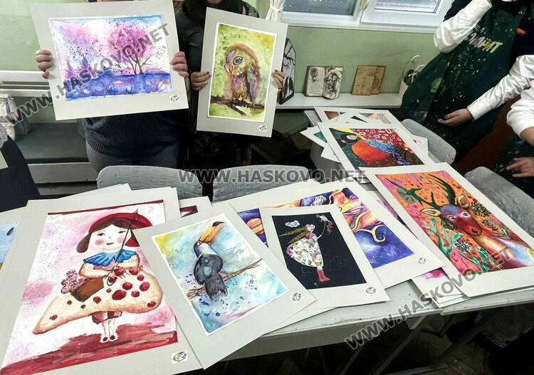 „Колорит“ с призови места в национален конкурс, подариха картини на деца с увреждания