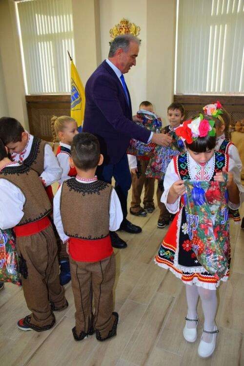 Кметът на Асеновград посрещна коледари от ДГ "Мир"