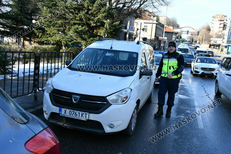 Четири коли се нанизаха една зад друга на бул „Освобождение“ след светофара