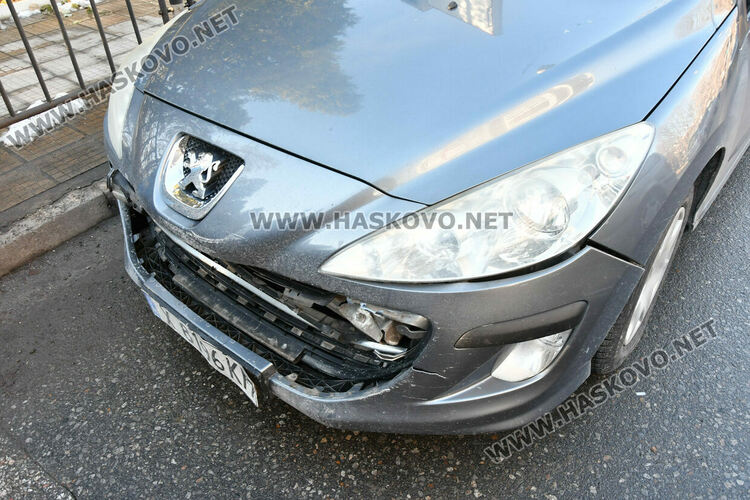 Четири коли се нанизаха една зад друга на бул „Освобождение“ след светофара