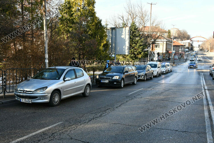 Четири коли се нанизаха една зад друга на бул „Освобождение“ след светофара