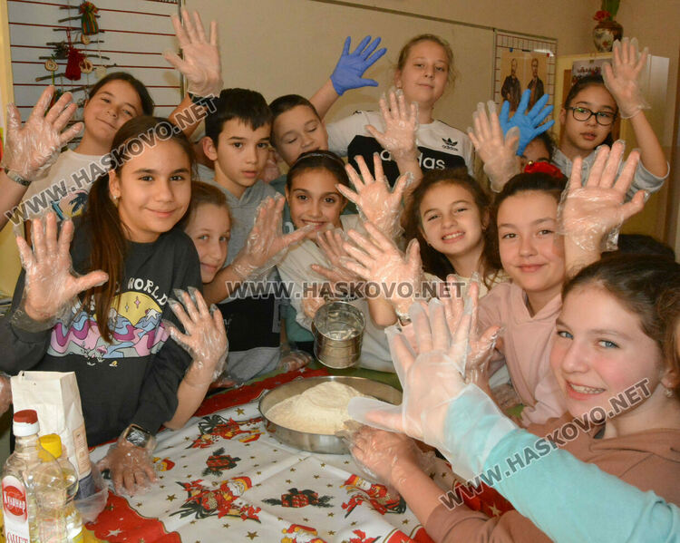 Традицията на Коледната пекарна в училище „Васил Левски“ се предава от учениците към детските градини