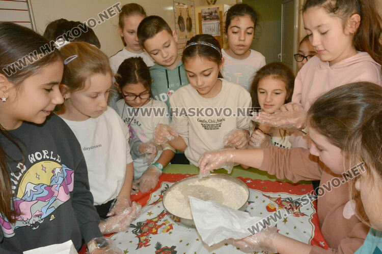 Традицията на Коледната пекарна в училище „Васил Левски“ се предава от учениците към детските градини