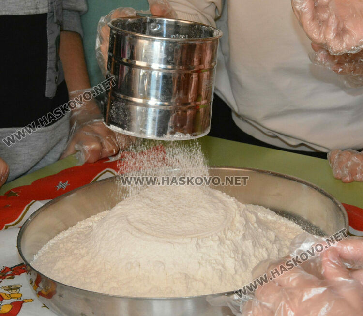 Традицията на Коледната пекарна в училище „Васил Левски“ се предава от учениците към детските градини