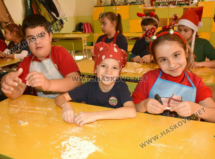 Традицията на Коледната пекарна в училище „Васил Левски“ се предава от учениците към детските градини