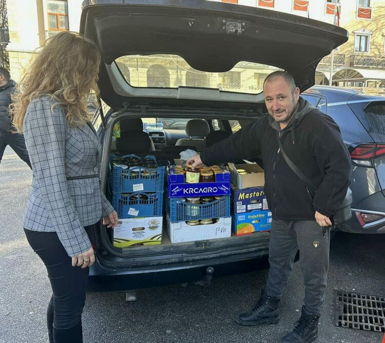 Пчеларите с дарение за социалните заведения в Хасково