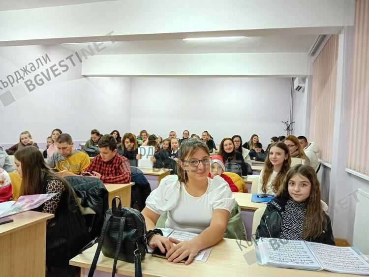 Детски Център „HAPPY DINO“с коледен концерт в Кърджали